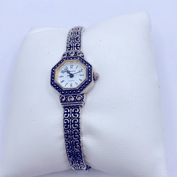 Jordache Accessories - Working! Vintage Jordache Dainty Silver Tone Stretch Band Watch